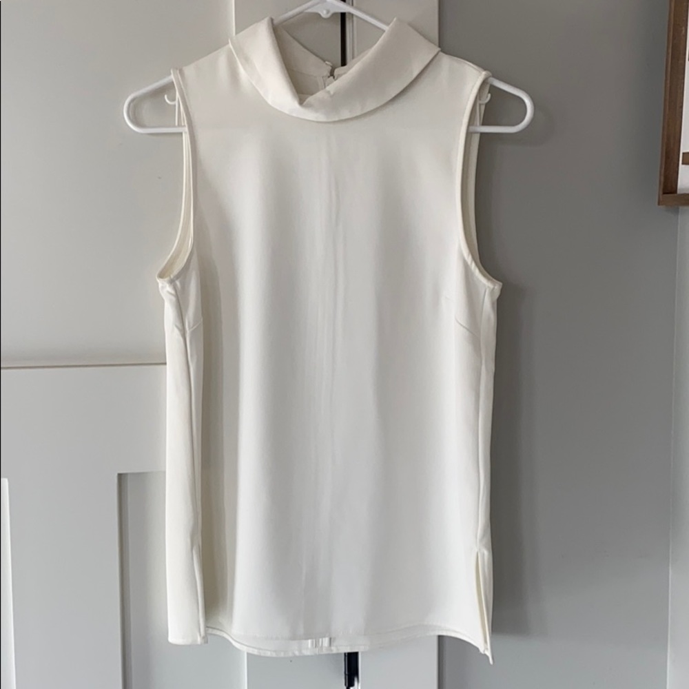 White collard tank
